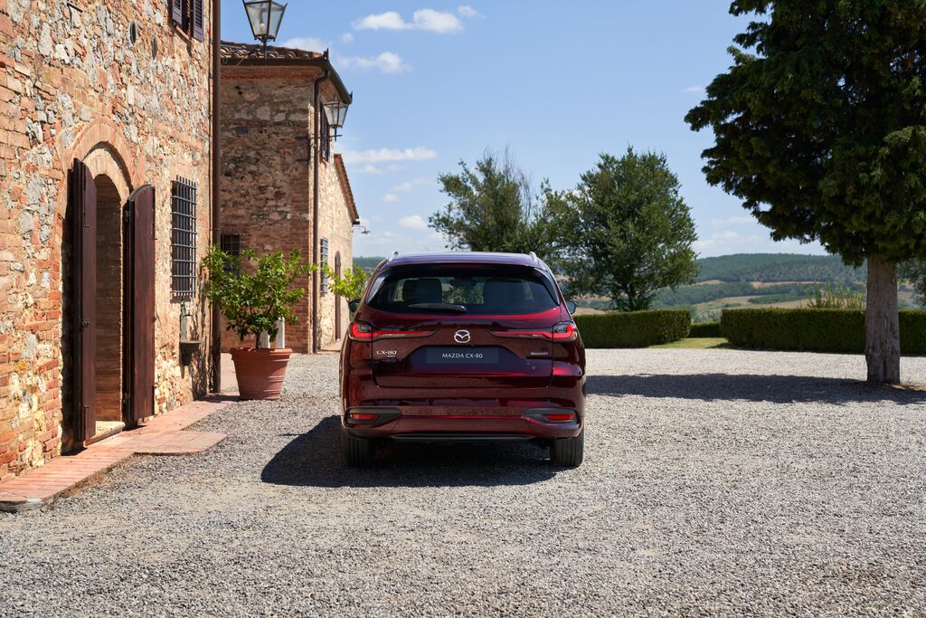 Medium-2023_CX-80_GER-LHD_C003_EXT_Rear_ArtisanRed_INT_PremiumModern_WhiteNappaLeather_High+_PHEV.jpg