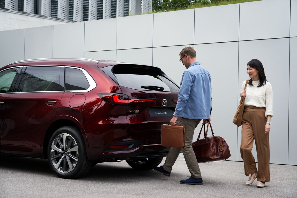 Medium-2023_CX-80_GER-LHD_C057_EXT_RQ_Hand-Free_Power_Liftgate_ArtisanRed_INT_PremiumModern_WhiteNappaLeather_High+_withTalents_until_Mar6th2027.jpg