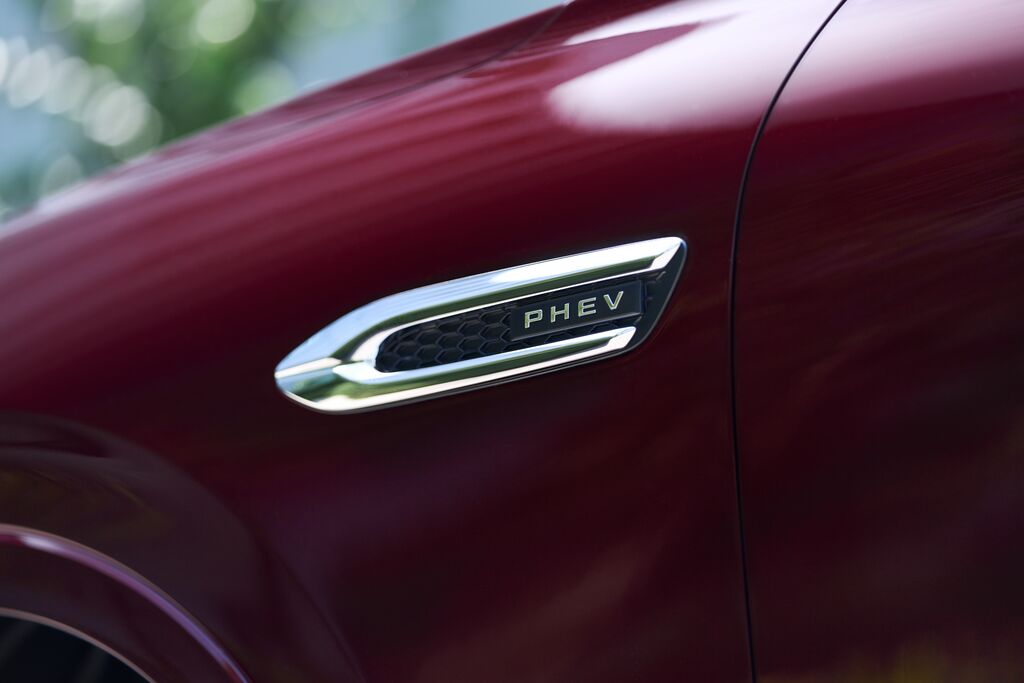 Medium-2023_CX-80_GER-LHD_C011_EXT_Side_PHEV_Badge_Sidesignature_ArtisanRed_High+.jpg