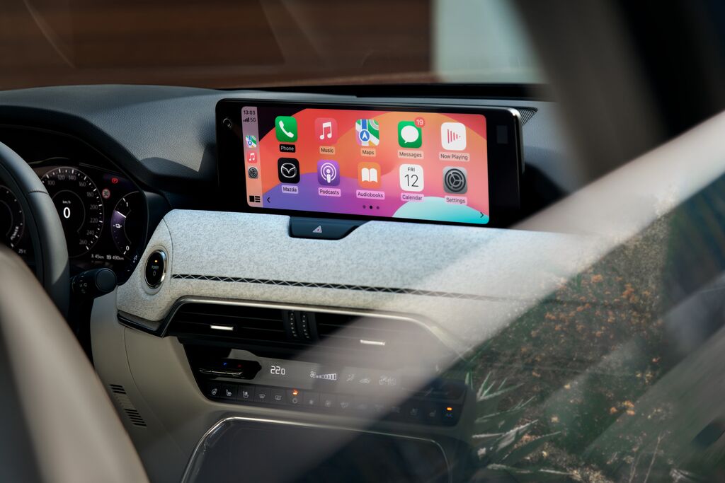 Medium-2023_CX-80_GER-LHD_C038_INT_FullLCD12.3”Display _AppleCarPlay_PremiumModern_WhiteNappaLeather_High+.jpg