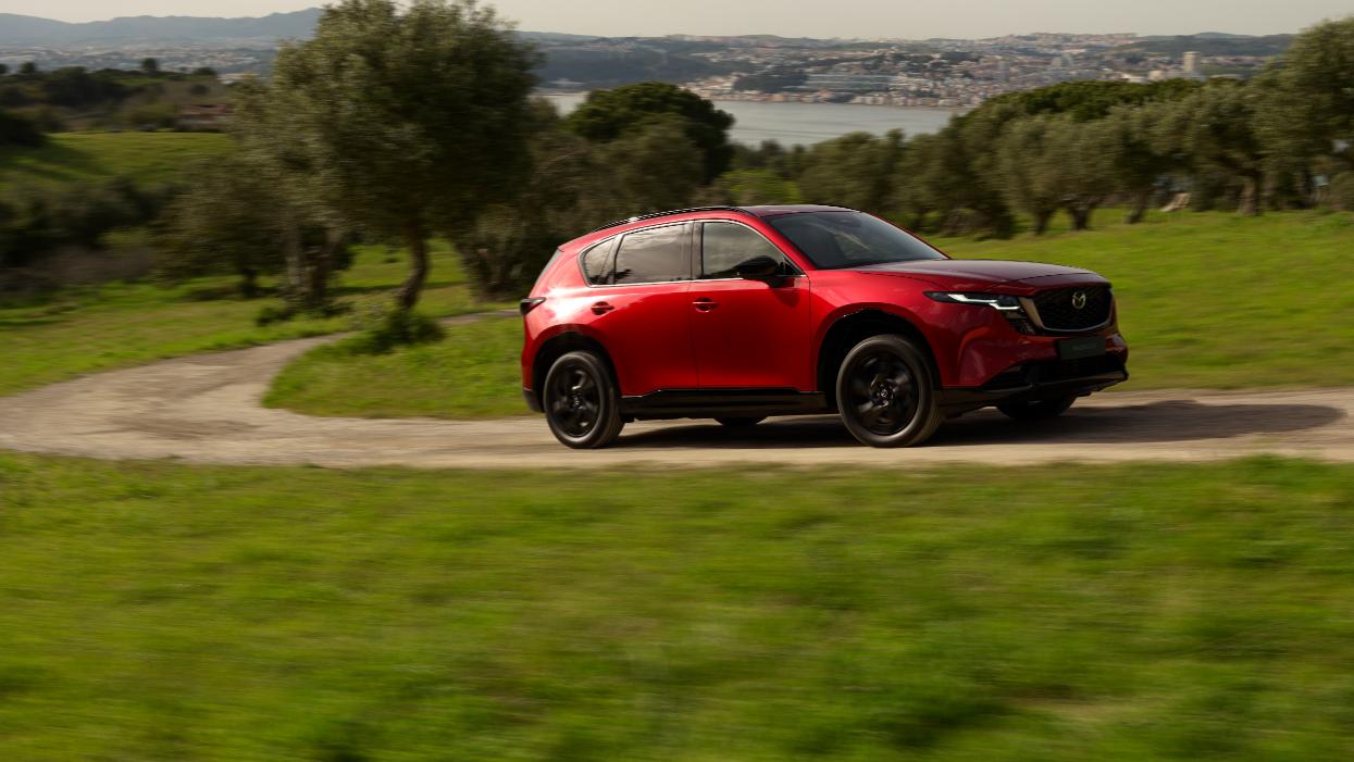 2025_All-New CX-5_GER_LHD_BRD_C17b_EXT_Side_i-ACTIV AWD.jpg